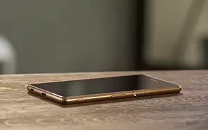 Sony Xperia Z3+      HD 