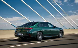 BMW i7 M70 xDrive (Aurora Diamond Green)  