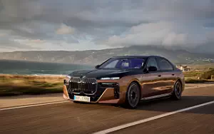 BMW i7 M70 xDrive (Two Tone Liquid Copper Sapphire Black)  