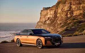 BMW i7 M70 xDrive (Two Tone Liquid Copper Sapphire Black)  