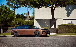 BMW i7 M70 xDrive (Two Tone Liquid Copper Sapphire Black)  