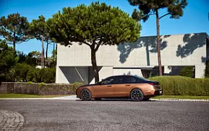 BMW i7 M70 xDrive (Two Tone Liquid Copper Sapphire Black)  