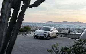 Porsche Macan Turbo (Ice Grey Metallic)  