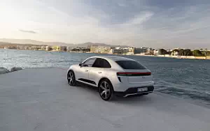 Porsche Macan Turbo (Ice Grey Metallic)  