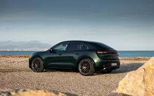 Porsche Macan Turbo (Porsche Racing Green Metallic)  