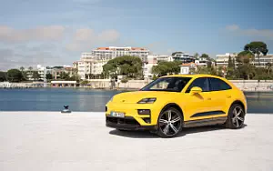 Porsche Macan Turbo (Speed Yellow)  