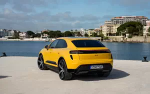 Porsche Macan Turbo (Speed Yellow)  